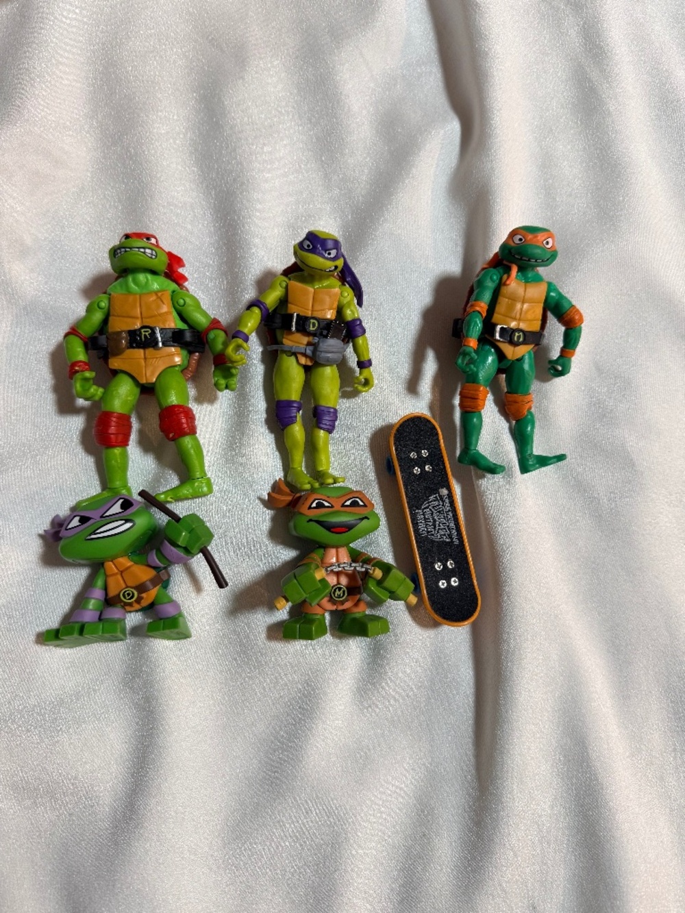 TMNT Ninja Turtles 5 Figure Lot + Skateboard